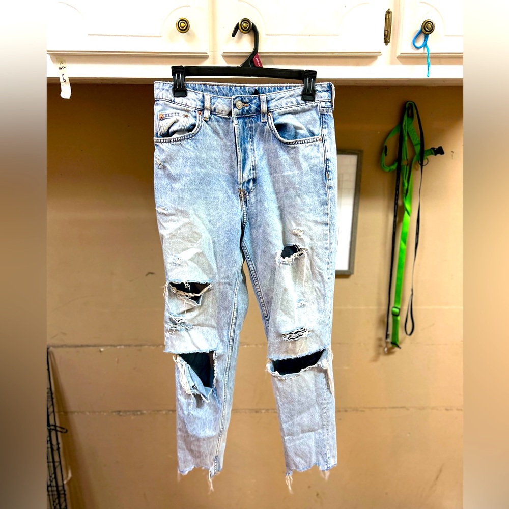 Size 6. Divided H & M distressed jeans.